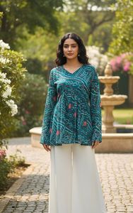 Présentation de hauts courts élégants et décontractés pour femmes en tissu Georgette Bandhej, vêtements occidentaux élégants pour la collection de mode moderne. - Product Image 5