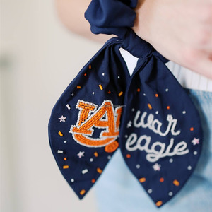 Lazo para el pelo con cuentas y diseño de águila de guerra color castaño, scrunchie azul marino hecho a mano, lazo para el pelo para el día del partido, accesorio bordado para aficionados, espíritu universitario, satén 50 - Product Image 2