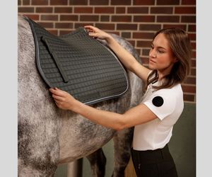 Vente en gros de tapis de selle 100% coton pour chevaux, tout usage, dressage, équitation, rembourrage doux, garniture carrée bicolore, coque en cuir, polaire - Product Image 3