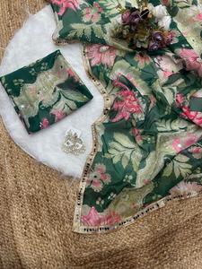 Sari en soie Tebby à imprimé numérique élégant avec broderie intégrale, détails miroir, bordure en dentelle et chemisier imprimé pour femme - Product Image 1