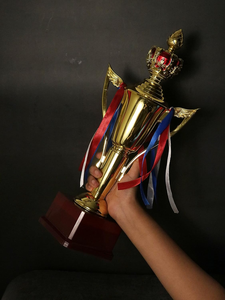 Trofeo Moderno Portátil Helios para el Mejor Deportista, Premio Dorado Brillante Metálico para el Mejor Deportista - Product Image 4