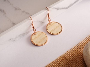 Boucles d'oreilles circulaires en bois plaqué or rose avec incrustation de bois rouge, bijoux artisanaux - Product Image 5