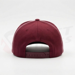 Gorra de Béisbol Rojo Granate con Detalle de Rayas Blancas, Ajustable, Estilo Único, Accesorio de Moda Urbana de Calidad - Product Image 2