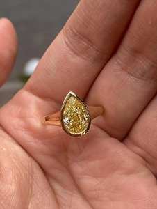 Anillo de Compromiso con Diamante Amarillo en Forma de Pera, Diamante Cultivado en Laboratorio, Bisel Vermeil en Oro Amarillo de 14K, Anillo de Diamantes para Mujer - Product Image 1