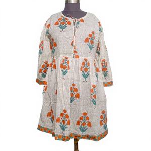 Robe moulante mi-longue à manches longues et col en V en coton imprimé floral multicolore avec tissu lavable et logo au dos - Product Image 1