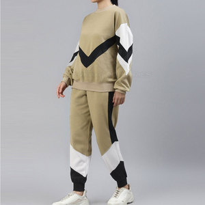 Conjunto Deportivo Cómodo y Elegante con Tela Transpirable y Corte Holgado para Usar Todo el Día - Product Image 3