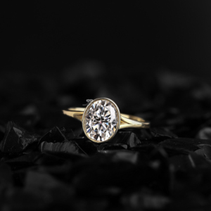 Anillo de compromiso solitario de oro de 14K con diamante ovalado engastado en bisel, joyería nupcial minimalista, fabricante y proveedor mayorista personalizado - Product Image 1