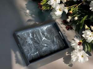 Plateau en bois argenté et gris et résine époxy, design géode fait main, 3 tailles, cadeau de pendaison de crémaillère, art fonctionnel, plateau TV, cadeau pour hôte - Product Image 4