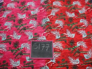 Rollo de Tela con Estampado Floral en Negro, Blanco, Rojo, Azul y Naranja - Product Image 2