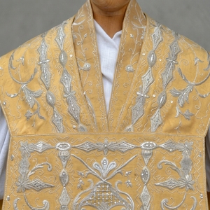 Chasuble romaine personnalisée en damassé doré, brodée à la main avec fil d'argent, vêtement liturgique pour le clergé, tenue de cérémonie religieuse traditionnelle - Product Image 4