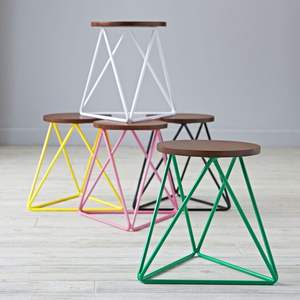 Taburete de madera maciza hecho a mano con estructura metálica resistente, adecuado para interiores de comedores, mostradores, cafeterías y bistrós. - Product Image 1