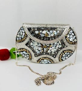 Pochette de soirée de luxe pour femme avec finition argent antique et accessoires de mode en cristal - Product Image 2