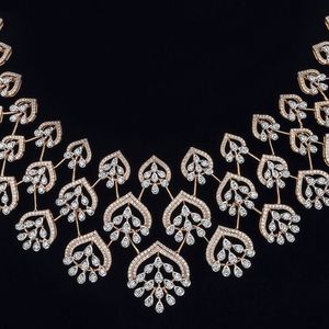 Collier pendentif de luxe en or rose 14 carats avec triple halo de diamants, bijoux fins et délicats pour femme, cadeau d'anniversaire ou de mariage, motif feuille triple - Product Image 3