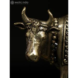 Exótica Escultura India Pequeña de 3 Pulgadas de Vaca y Ternero en Latón Superfino sobre Base de Cuarzo Rosa, Hecha en India - Product Image 3