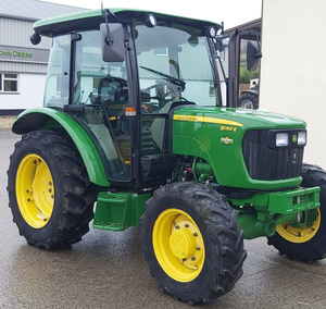 Tracteur agricole compact John Deere 5050E 2WD/4WD de qualité supérieure, 50 CV, diesel, prix promotionnel - Product Image 1