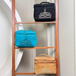 Trousse de maquillage personnalisée en daim, trousse de toilette luxueuse en cuir suédé pour femmes, trousses de maquillage pour demoiselle d'honneur, pochette cosmétique avec fermeture éclair - Product Image 4