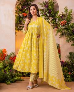 Tela de algodón Mull pura estampada con delicados trabajos manuales y bordados – Una combinación de comodidad y artesanía. - Product Image 2