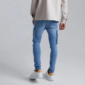Jean cargo slim pour homme, taille mi-haute, en denim bleu délavé, style décontracté avec poches, logo avant, idéal pour le printemps - Product Image 2