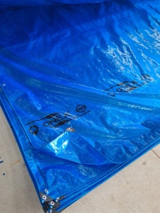 Bâche bleue robuste imperméable pour extérieur avec œillets et cordes - Product Image 2