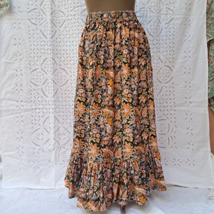 Jupe longue en coton pour femme, imprimé floral Paisley, taille élastiquée smockée, boutons sur le devant, ourlet à volants, vert forêt et orange - Product Image 4