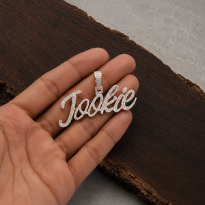Colgante con Nombre Personalizado en Letra Cursiva, Micro Pavé de Moissanita, Estilo Hip Hop, Joyería de Lujo al por Mayor - Product Image 3