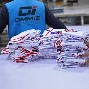 Uniforme de football à sublimation personnalisée 7v7 kit de football 7on7 ensemble de maillots de jeu de compression avec sac à dos, gants, manches et casque - Product Image 4