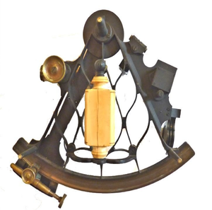 Sextant marin robuste noir avec poignée en bois lisse et télescope optique, disponible à prix de gros. - Product Image 4