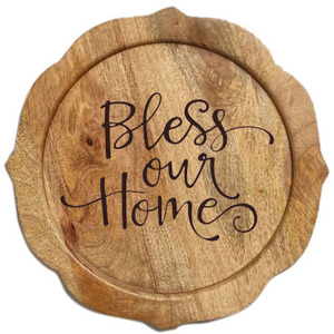 Assiette de service en bois personnalisée « Bénisse notre maison » avec bord festonné – Vaisselle en bois pour restaurant – Sous-assiette en bois - Product Image 1