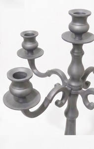 Lanternes et chandeliers de sol en aluminium gris antique, faits à la main, écologiques et durables, à 5 bras, de qualité supérieure, en métal. - Product Image 4