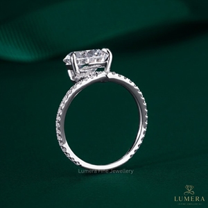 Anillo de compromiso solitario de moissanita en forma de pera con tallo trenzado dividido para mujer |   4.41 CT |   Certificado por IGI - Product Image 2