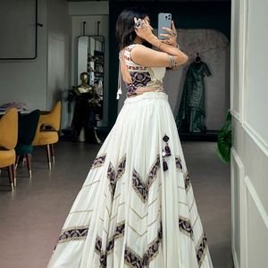 Lehenga Choli en Rayonne Pure Premium à Imprimé Héritage et Dentelle Effet Miroir, avec Blouse Cousue par un Designer, Prix de Gros par Royal Exports - Product Image 6