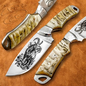 Cuchillo de caza y camping hecho a mano con hoja grabada de punta caída, mango de cuerno de carnero, acero D2, cuchillo utilitario OEM EDC con funda de cuero - Product Image 1