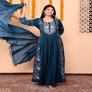 Conjunto de Kurta Anarkali de Rayón Azul Verde Elegante y Estilizado NIYANI con Dupatta Bordada Detallada para Fiestas y Eventos, Largo hasta el Tobillo - Product Image 3