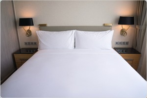 Tela de satén de algodón peinado de 300 hilos de primera calidad, ecológica, de tejido liso para uso en ropa de cama de lujo. - Product Image 3