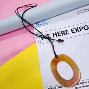 Colgante Artesanal de Cuerno de Búfalo con Recorte Ovalado en Cordón Negro Tonos Marrones Naturales para un Estilo Étnico y Casual Elegante - Product Image 4