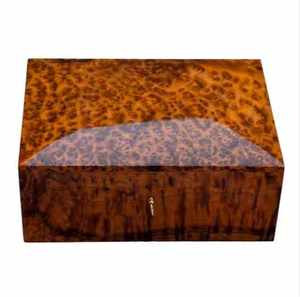 Boîte à bijoux carrée en bois faite à la main, taille personnalisée, couleur naturelle, design moderne, construction durable, décorative, pour bagues et artisanat - Product Image 2