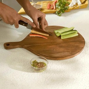 Planche en bois antidérapante tendance de 36 cm x 26 cm x 1,25 cm d'épaisseur pour servir et couper les pizzas, sûre et pratique avec poignée intégrée - Product Image 2