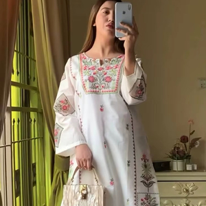 Conjunto de Fiesta para Boda India: Top de Seda Chinon Pura con Bordado Pesado y Hermoso, y Pantalón Palazzo con Cintura Elástica - Product Image 1