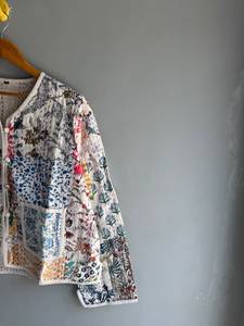 Chaqueta de algodón acolchada Kantha con estampado floral para mujer, cárdigan con botones frontales y patchwork, con bolsillos, ropa informal de invierno, regalo para ella. - Product Image 3