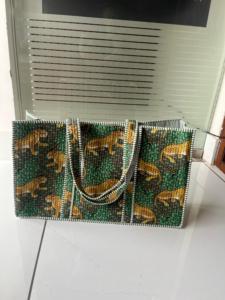 Bolsa de Mano de Lujo Hecha a Mano, Estilo Moderno, para Fin de Semana, de Algodón Estampado, Acolchada, con Cierre de Cremallera, Gran Capacidad, Duradera - Product Image 1