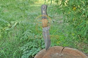 Couteau de chasse Damas haut de gamme fait main – Lame fixe ultra-affûtée avec manche ergonomique en bois pour le camping et le bushcraft - Product Image 2