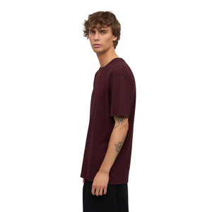 เสื้อยืดคอกลมแขนสั้นทรงตรงผ้าเจอร์ซีย์เรียบง่ายสำหรับผู้ชาย รับผลิตตามแบบ OEM ขายส่ง B2B ผู้ส่งออกเสื้อผ้า - Product Image 4