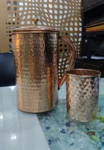 Ensemble de carafes en cuivre pour service de luxe, ensemble métallique avec verres, durable et réutilisable, pour cuisine, salle à manger, et service de boissons. - Product Image 4