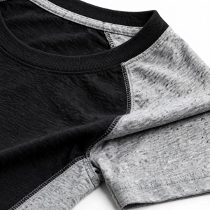 T-shirt pour homme noir et gris à manches raglan, coupe ample, col rond, tricoté, couleur unie, design à bordure contrastée, écologique, 100% coton - Product Image 6
