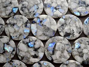 Ensemble de sous-verres personnalisés en pierre de lune arc-en-ciel faits à la main avec un design en terrazzo véritable pour la décoration de la maison, de l'hôtel et des mariages - Product Image 5