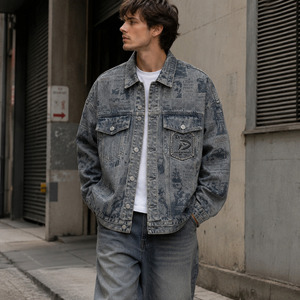 Chaqueta vaquera tipo camionero gris azulado lavado con estampado de periódico, ropa exterior unisex holgada estilo Hypebeast, proveedor mayorista - Product Image 3