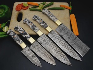 Ensemble de couteaux de chef en acier Damas forgé à la main avec manche en bois, style japonais, ambidextre, finition satinée pour une utilisation en cuisine - Product Image 3