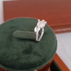 Anillo Infinito Trenzado con Diamantes, Elegante y Minimalista, para Mujer, Ideal para Boda, Compromiso, Uso Diario o Regalo - Product Image 4