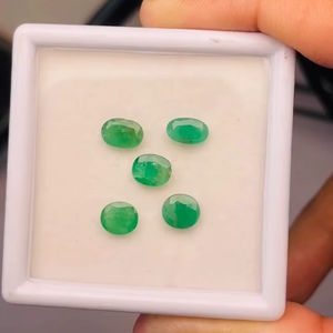 Esmeralda natural de corte ovalado, lote de 5 piedras preciosas de buena calidad con un brillo excelente y un bonito color verde, pulido perfecto para elaboración. - Product Image 5