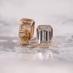 Pendientes de Moissanita con Corte Esmeralda y Baño de Rodio, Engaste Geométrico, Joyería Clásica para Uso Diario para Mujer - Product Image 2